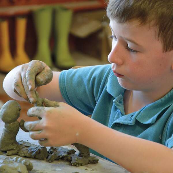 Atelier modelage adultes à l'Atelier-Musée de la Terre - Puycheny
