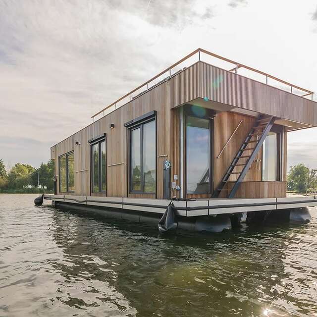 HOUSEBOAT CAMARGUE