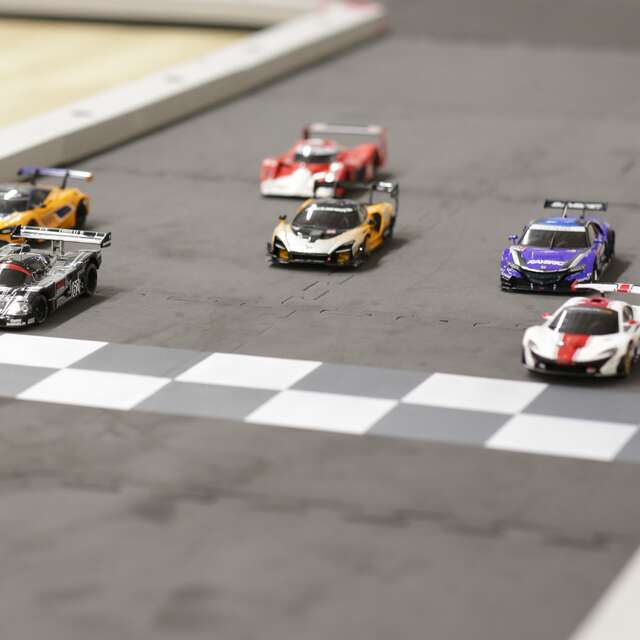 COURSE DE VOITURES RADIOCOMMANDÉES