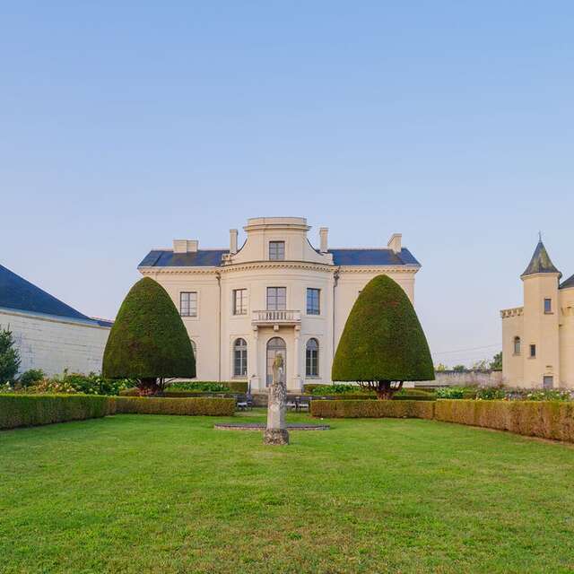 DOMAINE DU CHATEAU DE CANDES ART & SPA ****