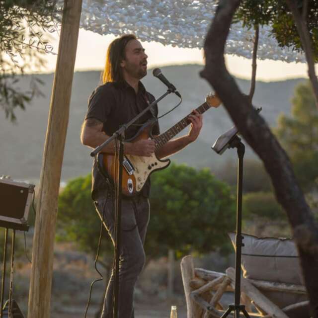 Soirée variété internationale avec Loïc Serra à L'Infini Plage