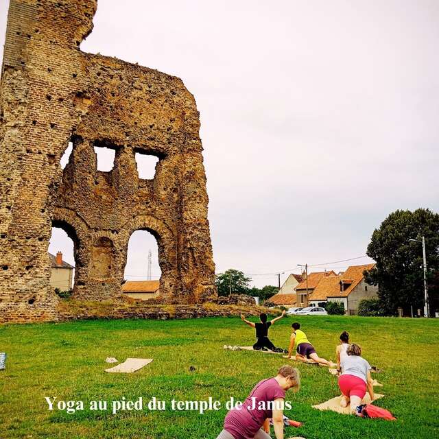 Yoga insolite au temple de Janus