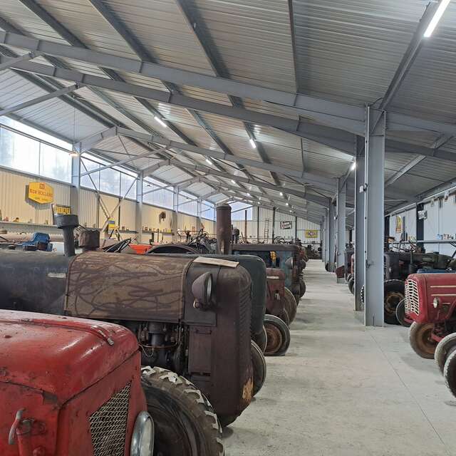 Ferme du tracteur et matériel agricole anciens