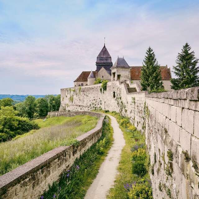 Cité médiévale, chemin de ronde et portes fortifiées de Coucy-le-Château