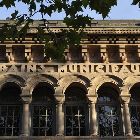 Entrée historique des bains municipaux - Spectacle "Run" par la compagnie Zahrbat