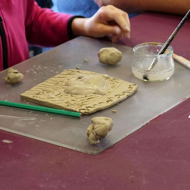 Atelier d'arts plastiques au Musée Départemental de Flandre: "Lumière d'argile"