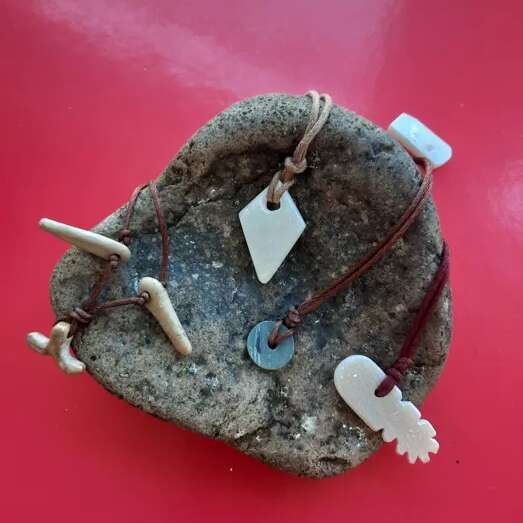 Visite/atelier à 4 mains autour des collections permanentes " Pendentif préhistorique " (4-6 ans).