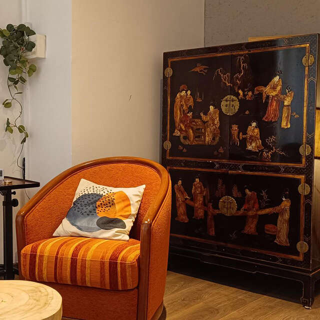 LA MAIN SUR LE COEUR