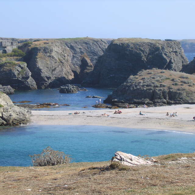 LA SAUVAGE : Arpentez la côte sauvage de la pointe des Poulains aux Aiguilles de Port Coton via la plage de Donnant