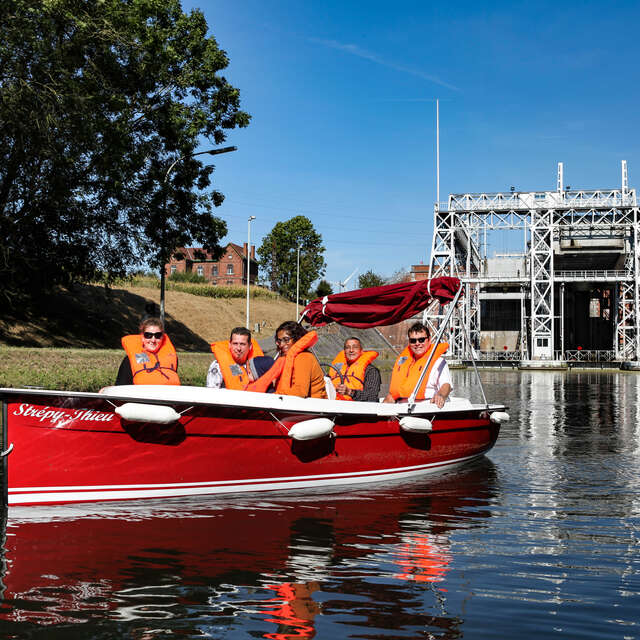 Pilotez des bateaux électriques sur le canal du centre historique