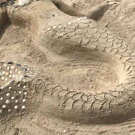 Concours de sculptures sur sable en famille