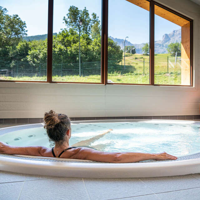 Espace bien-être de la piscine du Sauze