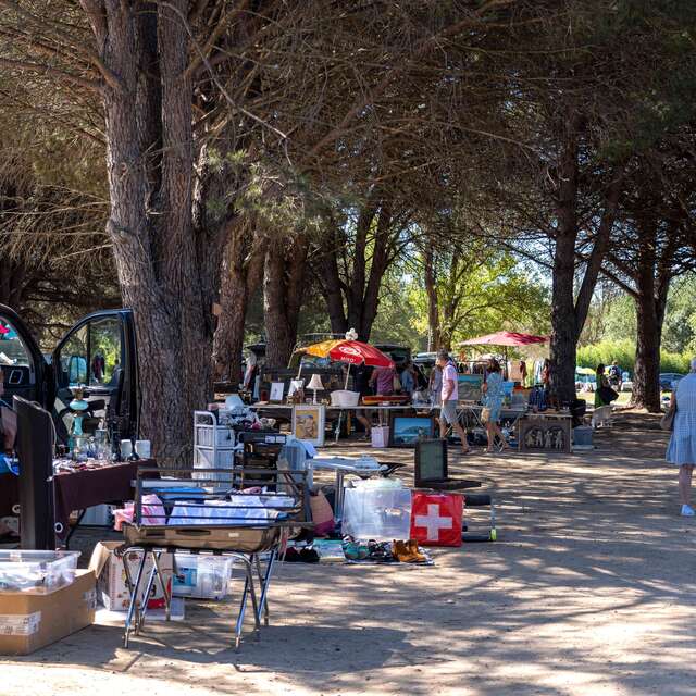 Mas de Bagatin flea market at Halloween time