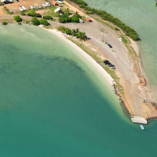 Plage Est du Wharf de Ouano (au Nord de presq. Î. Ouano)