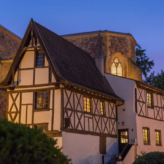Roanne, les façades à la nuit tombée