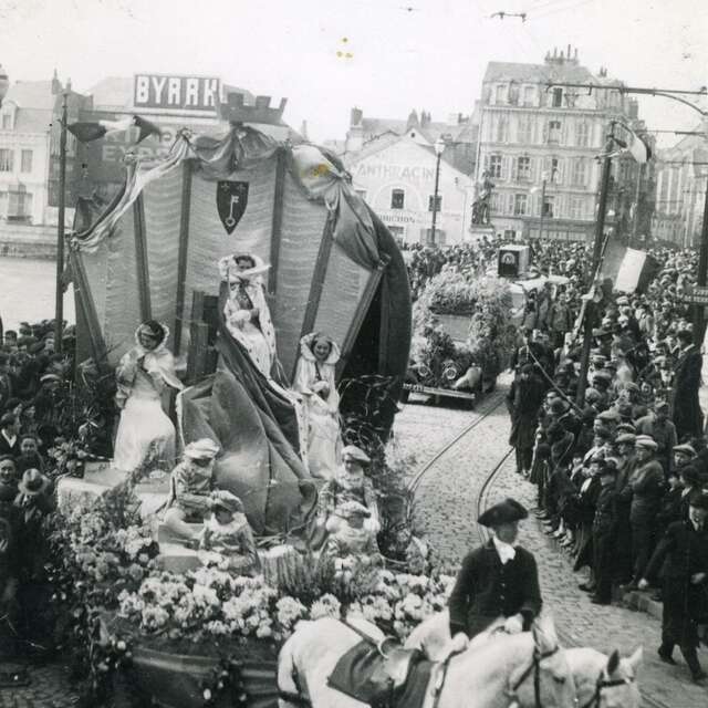 Les vitrines des Archives Patrimoniales : cavalcades et chars fleuris à Angers