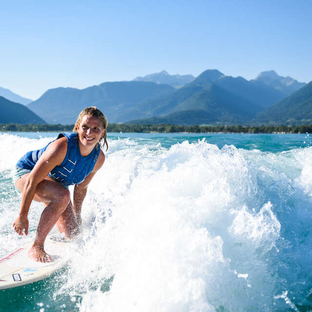 Session de wakesurf sur le lac d'Annecy