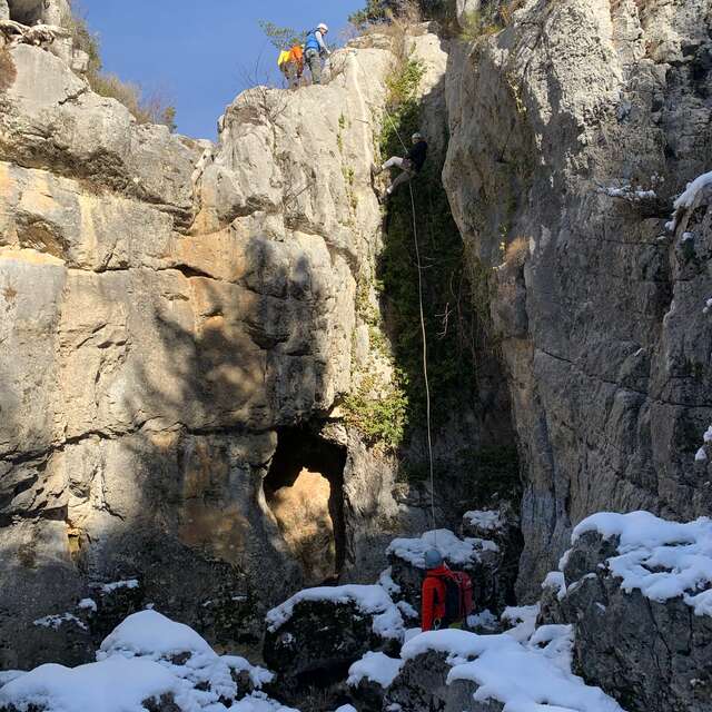 Partir à l'aventure dans un canyon enneigé