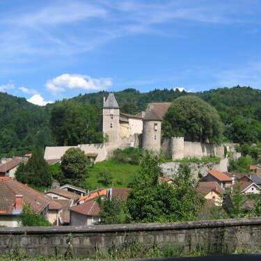 Visite guidée de Châteldon, bourg médiéval au pied des Bois noirs