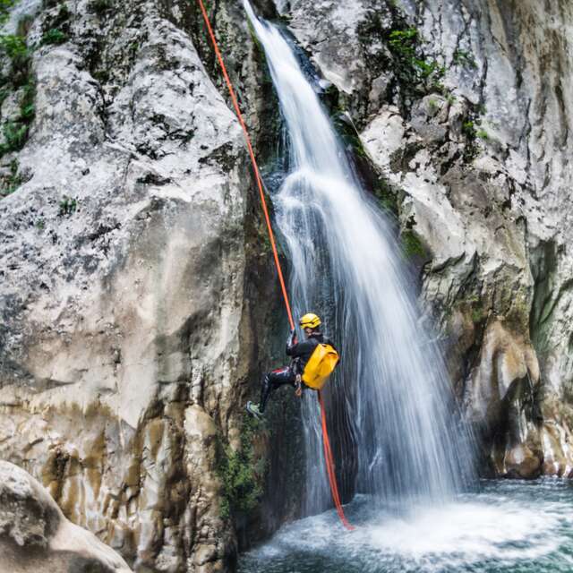 Sortie encadrée de Canyoning : Plus qu’une rando, une cascade d’émotions !