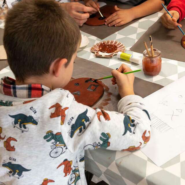 Atelier enfant "Modelage d’un œuf en argile et décor gravé"