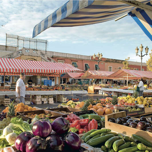 Marché aux fruits, légumes et marée du Cours Saleya