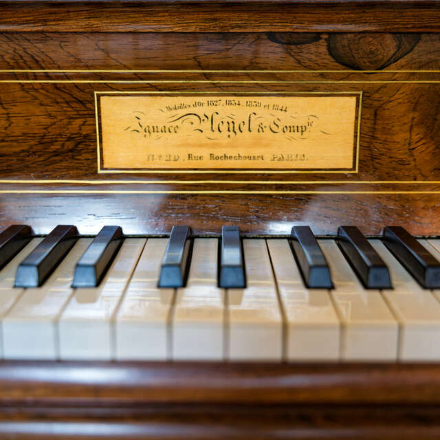 Hervé Billaut et Guillaume Coppola à 4 mains sur le piano ancien du château d'Aulteribe
