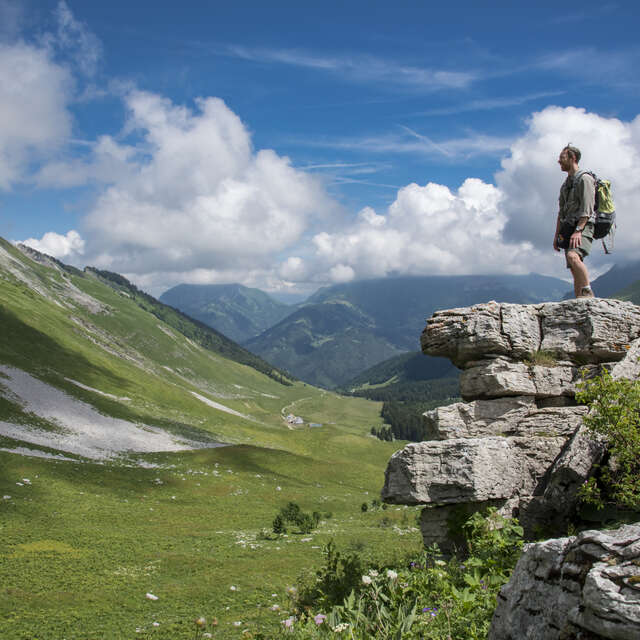 Le Col de l'Arclusaz depuis le vallon de Bellevaux