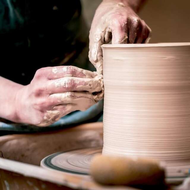 Les mains dans l'argile