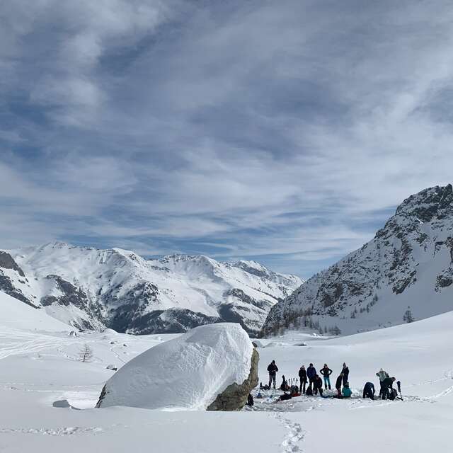 Raquette nocturne - balade sous les étoile ou nuit en igloo avec Bureau Montagne Horizons