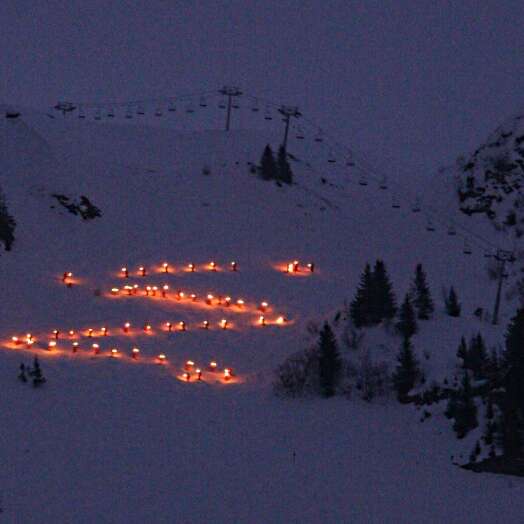 Descente aux flambeaux des moniteurs de l'école du ski français