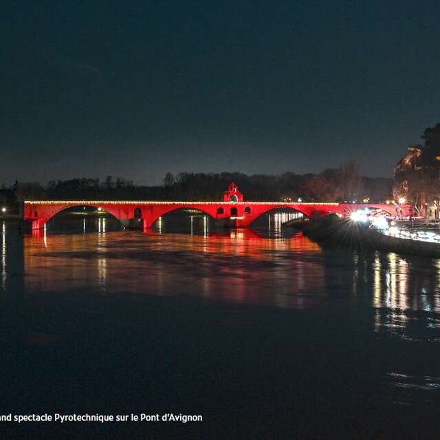 Spettacolo pirotecnico sul Pont d'Avignon