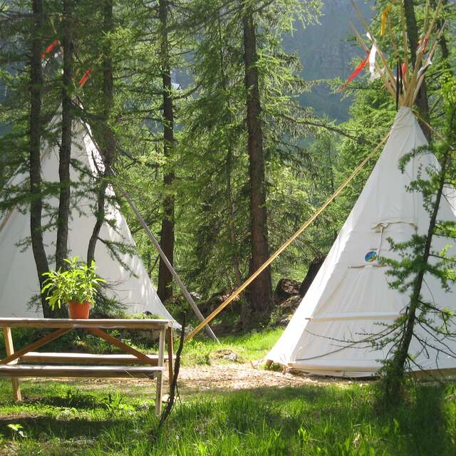 Camping Forêt des Mélèzes et village Sioux