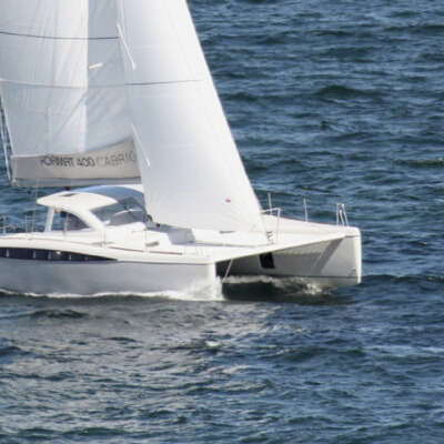 Catamaran dans la baie de Marseille. Départ l'Estaque
