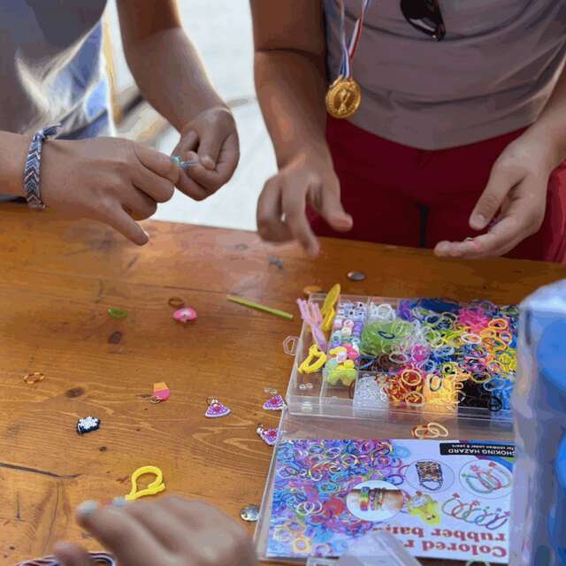 Crafting elastic bracelets
