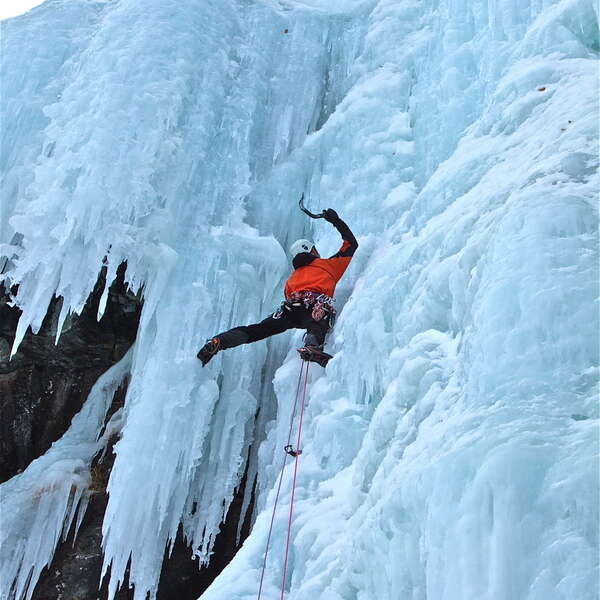 Cascade de glace - Bureau des Guides Champsaur Valgaudemar