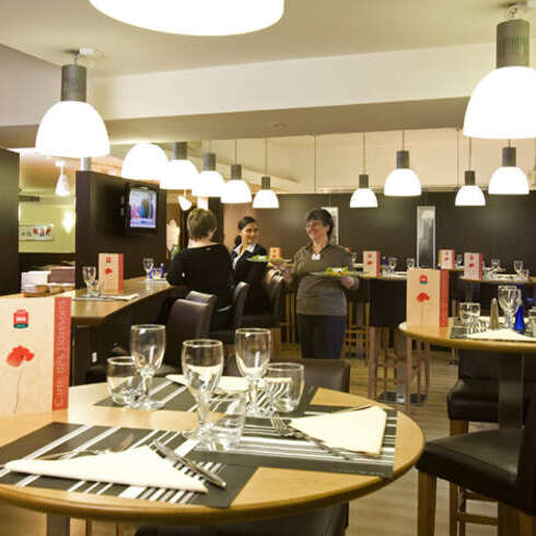 La table - hotel ibis paris le bourget