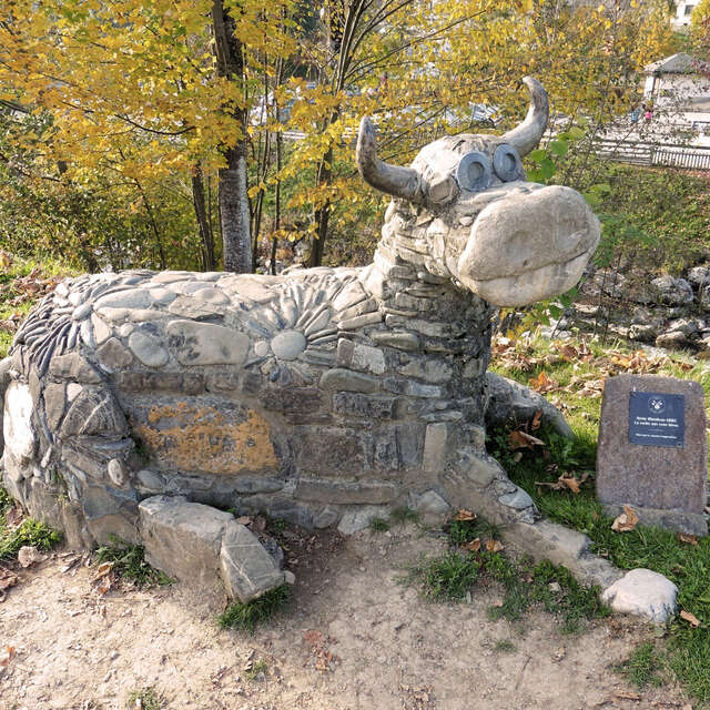 Art vache : sculpture "La Vache aux yeux bleus"