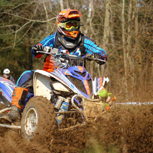 Démonstration de motos et quads sur prairie