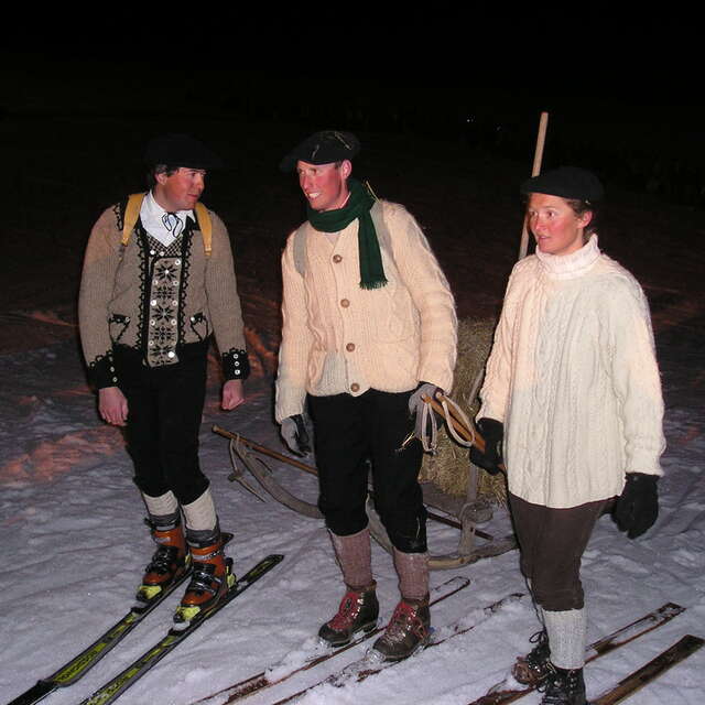 « Les moniteurs et monitrices de l'ESF font leur show »  suivi de la descente aux flambeaux et du feu d'artifice