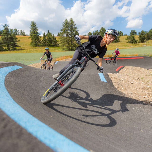 Fancy dress pumptrack session with the Planète Ride team