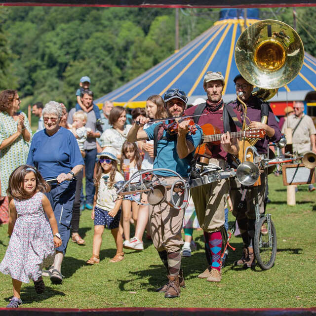 Bazarophone-Spaziergang mit dem Bric à Brac Orchestra