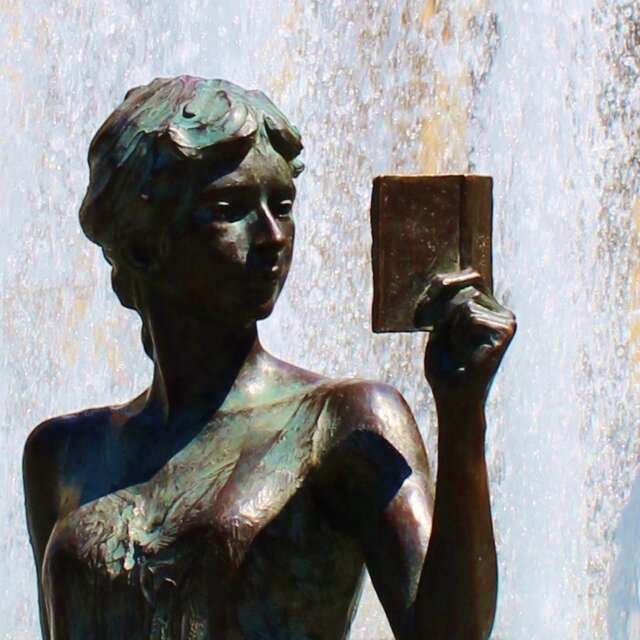 Statue de la Liseuse