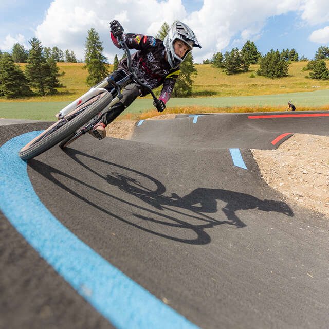 Session pumptrack avec Elise Porta