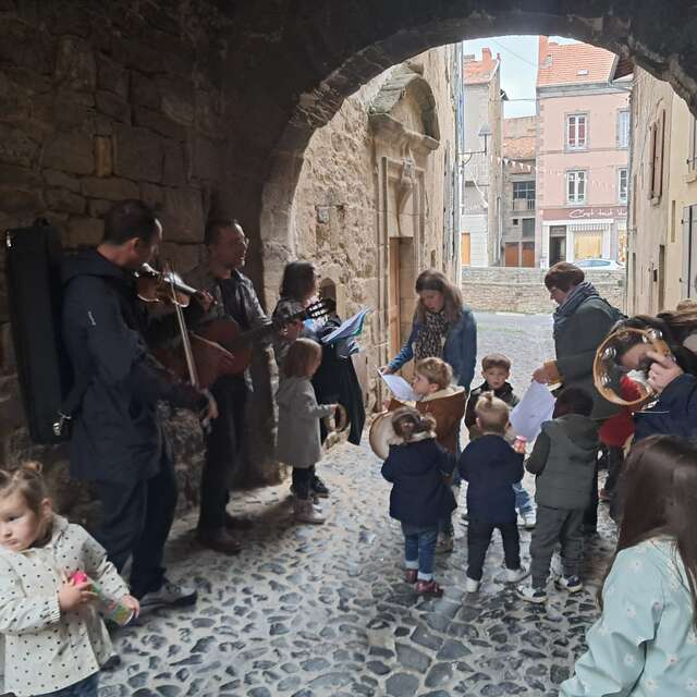 Des ménestrels dans les ruelles
