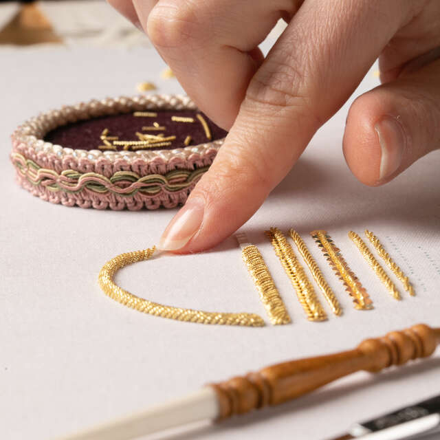 Démonstration de broderie au fil d'or