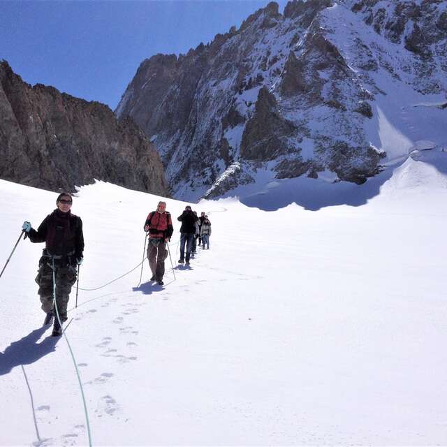 Balade découverte sur le glacier avec le Bureau des Guides