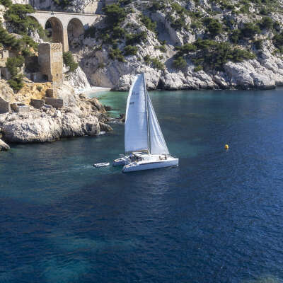 Catamaran dans la baie de Marseille. Départ l'Estaque