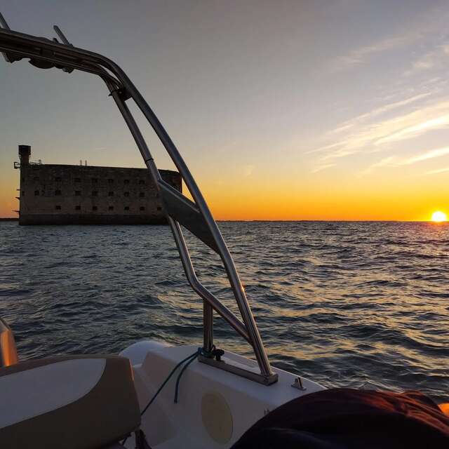 Sonnenuntergang auf einem Boot vor Fort Boyard