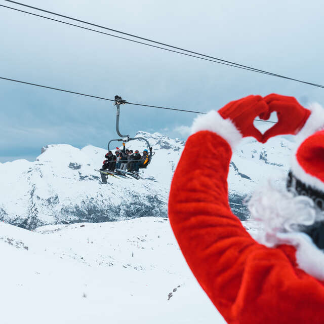 Verrassingsaankomst van de Kerstman en ballet van sneeuwruimers